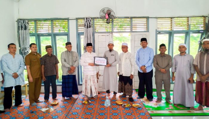 Baitul Mal Aceh Salurkan Bantuan Kebakaran Untuk Pesantren Arrabwah