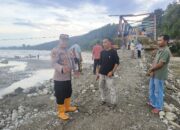 Kapolsek Babussalam Polres Aceh Tenggara Buat Jalan Darurat Pascabanjir