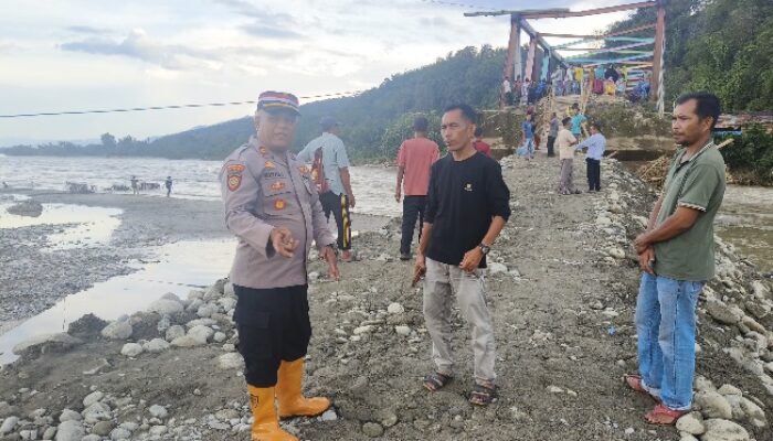 Kapolsek Babussalam Polres Aceh Tenggara Buat Jalan Darurat Pascabanjir