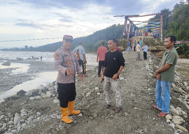 Kapolsek Babussalam Polres Aceh Tenggara Buat Jalan Darurat Pascabanjir