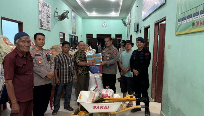 Polres Langkat Bersama Polres Binjai Dan Asahan Salurkan Bansos Banjir Desa Bukit Mas