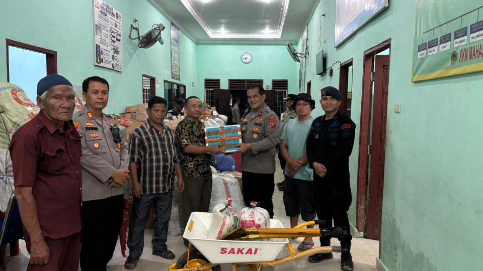 Polres Langkat Bersama Polres Binjai Dan Asahan Salurkan Bansos Banjir Desa Bukit Mas
