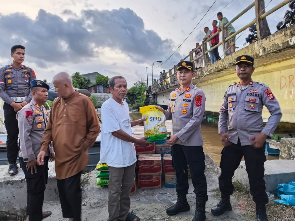 Gunakan Kapal Rawa, Sat Polairud Polres Aceh Singkil Salurkan Bantuan Desa Terisolasi