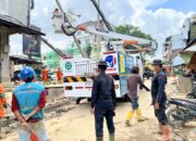 Personel Brimob Kawal Penormalan Listrik Di Aceh Tamiang