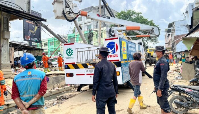Personel Brimob Kawal Penormalan Listrik Di Aceh Tamiang