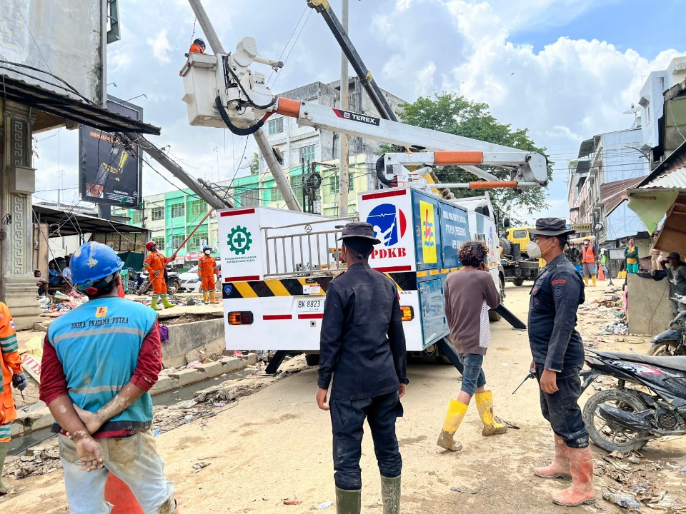 Personel Brimob Kawal Penormalan Listrik Di Aceh Tamiang