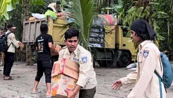 Pramuka Unigha Salurkan Bantuan Banjir