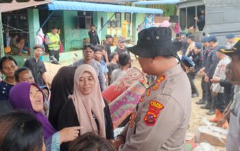 Kapolres Langkat Distribusikan 2 Truk Bantuan Buat Korban Banjir Di Bukit Kubu