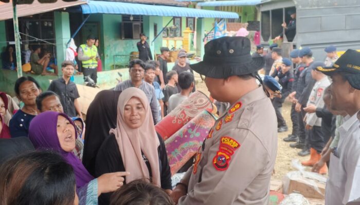 Kapolres Langkat Distribusikan 2 Truk Bantuan Buat Korban Banjir Di Bukit Kubu
