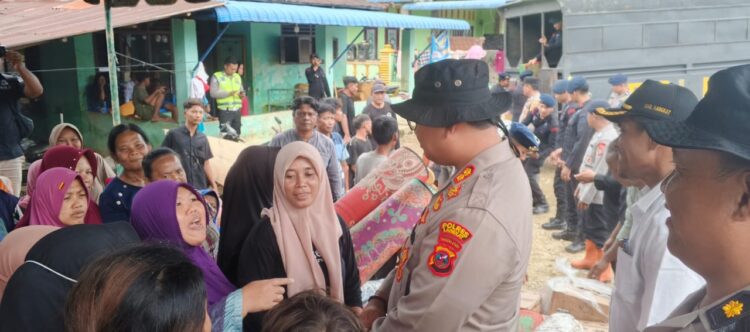 Kapolres Langkat Distribusikan 2 Truk Bantuan Buat Korban Banjir Di Bukit Kubu
