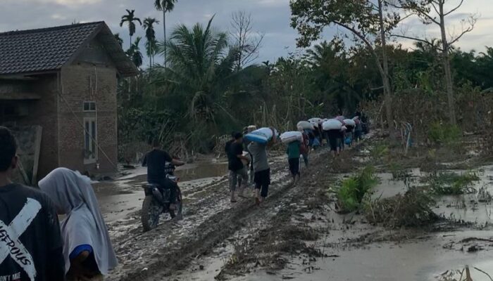 Mahasiswa KPM UIN SUNA Antar Bantuan Untuk Warga Langkahan