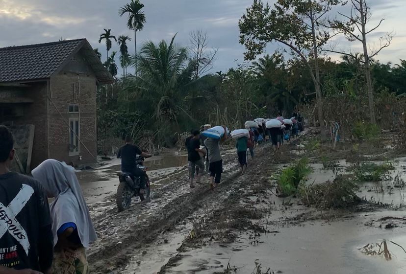 Mahasiswa KPM UIN SUNA Antar Bantuan Untuk Warga Langkahan