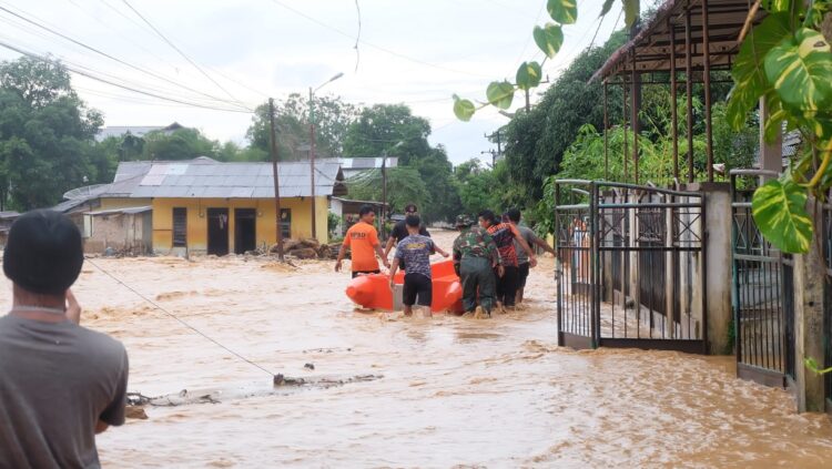 Sungai Aek Doras Meluap, Wali Kota dan Wakil Wali Kota Sibolga Tinjau Titik Rawan