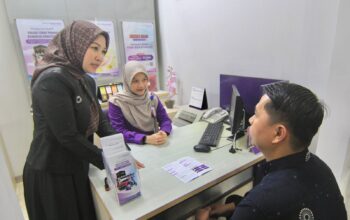 Nasabah mendengarkan penjelasan dari Branch Manager Bank Muamalat Kramat Raya Dian Sulistyowati (kiri) tentang produk pembiayaan Multiguna iB Hijrah di Kantor Cabang Bank Muamalat Kramat Raya, Jakarta, Kamis (11/12/2025).
