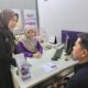 Nasabah mendengarkan penjelasan dari Branch Manager Bank Muamalat Kramat Raya Dian Sulistyowati (kiri) tentang produk pembiayaan Multiguna iB Hijrah di Kantor Cabang Bank Muamalat Kramat Raya, Jakarta, Kamis (11/12/2025).