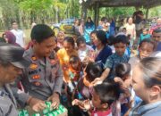 Kasat Samapta Dan Kapolsek Padang Tualang Salurkan Bantuan Pengungsi Banjir