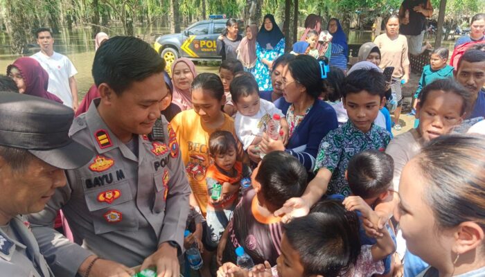 Kasat Samapta Dan Kapolsek Padang Tualang Salurkan Bantuan Pengungsi Banjir