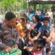 Kasat Samapta Dan Kapolsek Padang Tualang Salurkan Bantuan Pengungsi Banjir