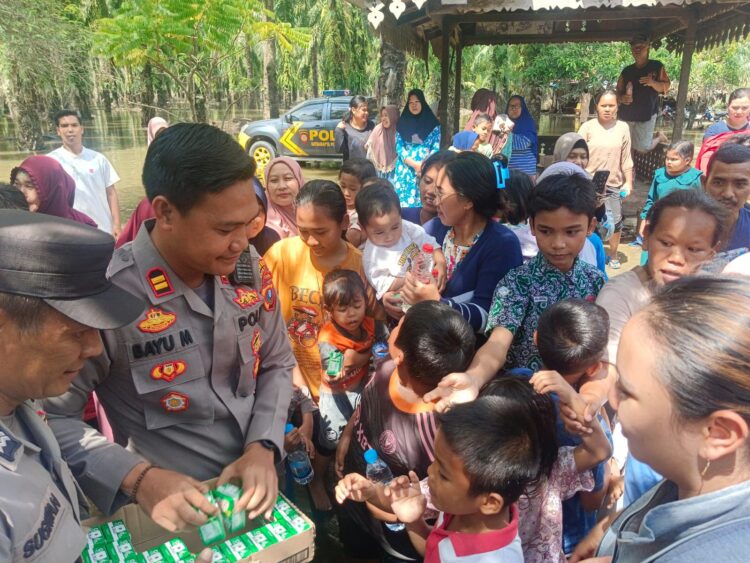 Kasat Samapta Dan Kapolsek Padang Tualang Salurkan Bantuan Pengungsi Banjir