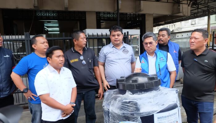 Anggota DPR RI Bantu Toren Air Bersih Korban Banjir Dan Longsor Parombunan