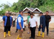Anggota DPR RI Muhammad Lokot Nasution Dan Ilham Mendrofa Tinjau Pemukiman Terdampak Banjir Sungai Aek Doras