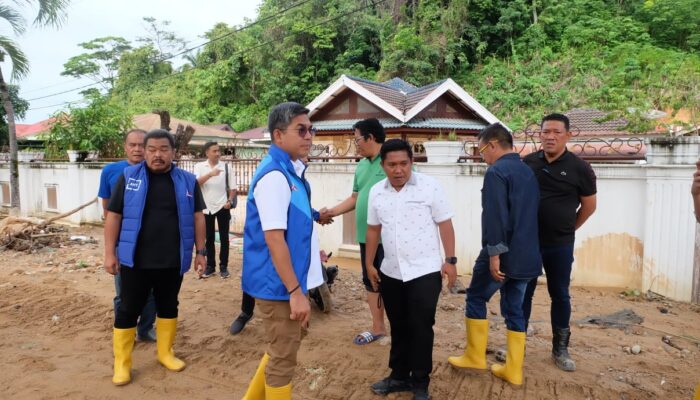 Anggota DPR RI Muhammad Lokot Nasution Dan Ilham Mendrofa Tinjau Pemukiman Terdampak Banjir Sungai Aek Doras