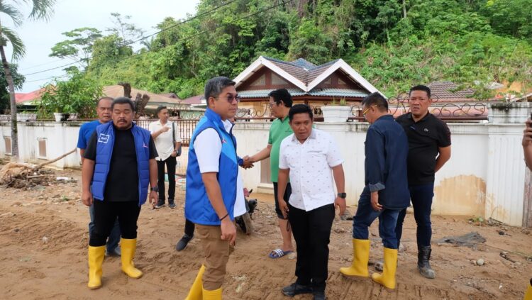 Anggota DPR RI Muhammad Lokot Nasution Dan Ilham Mendrofa Tinjau Pemukiman Terdampak Banjir Sungai Aek Doras