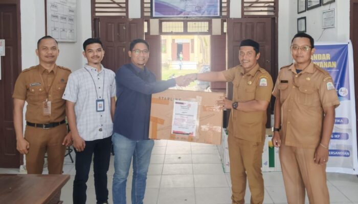 PT Telkom Serahkan Starlink Bantu Pulihkan Komunikasi Aceh Singkil