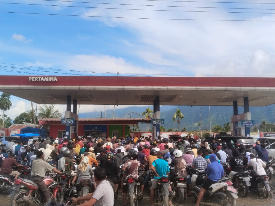 Antrean Panjang Di SPBU Agara Jadi Perbincangan Hangat