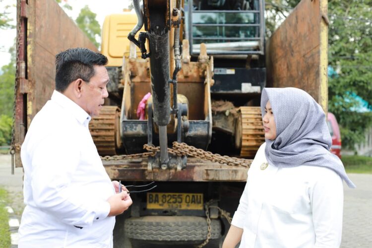 Pemkab Madina Terima Excavator Dari PTPN 4 untuk Pemulihan Pascabencana