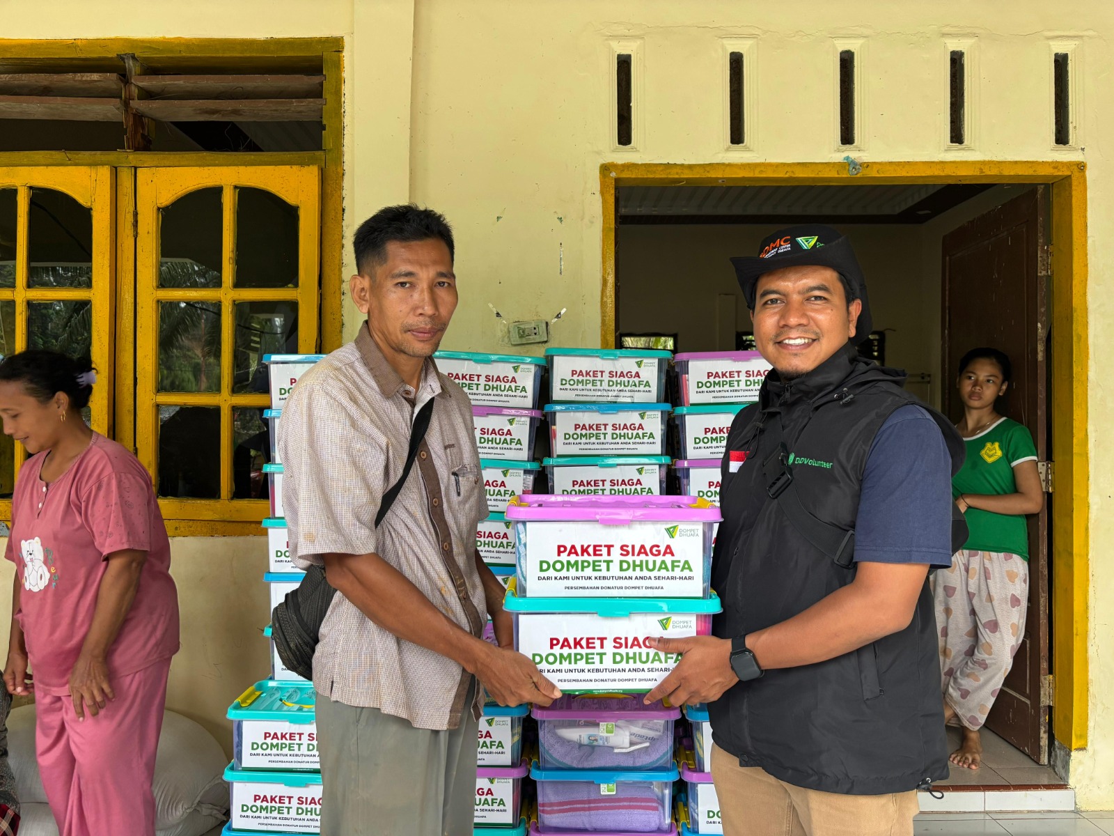 Dompet Dhuafa Salurkan 300 Paket Hygiene Kit untuk Korban Banjir di Langkat
