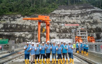 Direktur Manajemen Pembangkitan PT PLN (Persero), Rizal Calvary Marimbo, melakukan kunjungan kerja ke lokasi proyek pada Jumat (21/11). Kunjungan ini merupakan bagian dari upaya memperkuat koordinasi teknis serta memastikan seluruh tahapan konstruksi berada dalam koridor standar keselamatan dan mutu yang telah ditetapkan.