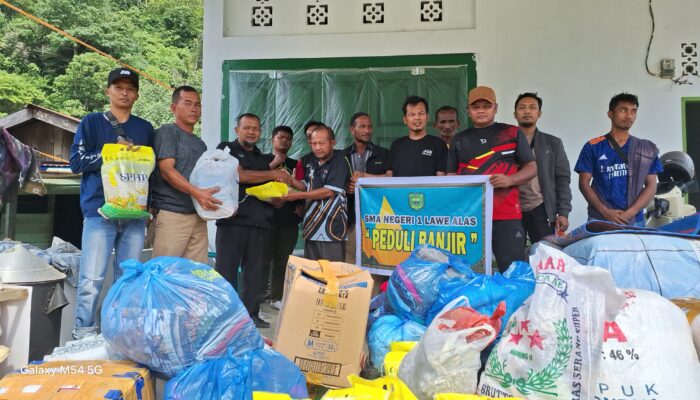 SMAN 1 Lawe Alas Aceh Tenggara Bantu Korban Banjir Di Desa Simpur