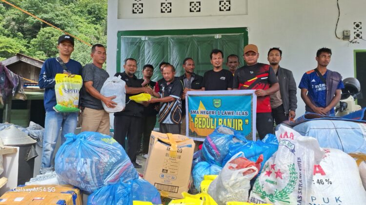 SMAN 1 Lawe Alas Aceh Tenggara Bantu Korban Banjir Di Desa Simpur