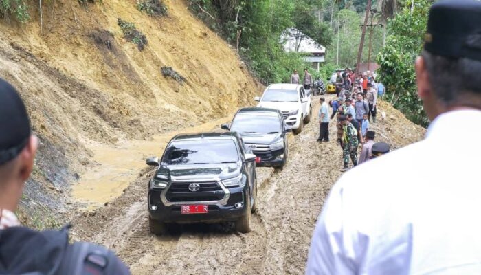 Akses Jalan Terbuka, Bupati Madina Kunjungi Warga Simpang Pining