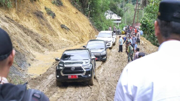 Akses Jalan Terbuka, Bupati Madina Kunjungi Warga Simpang Pining