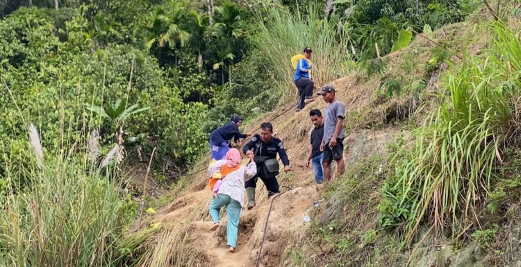 Kasubsi Penmas Polres Aceh Tenggara Turun Langsung Bantu Warga