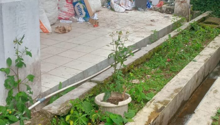 Tak Terawat, Tumpukan Sampah Dan Semak Menutupi Kantor PUPR Dairi