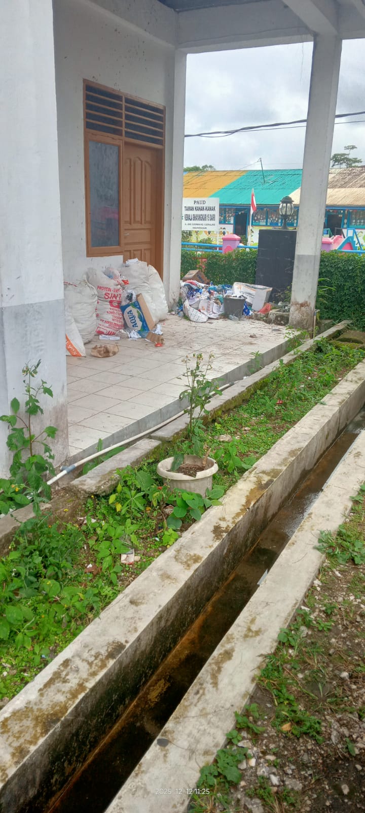 Tak Terawat, Tumpukan Sampah Dan Semak Menutupi Kantor PUPR Dairi