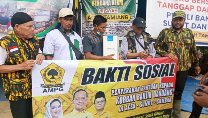 Golkar Bagikan Lampu Emergency Untuk Warga Aceh Tamiang