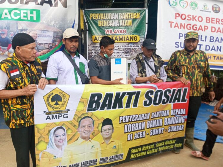 Golkar Bagikan Lampu Emergency Untuk Warga Aceh Tamiang