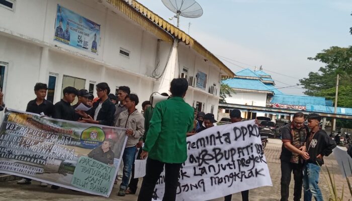 Genbara Demo DPRD Batubara, Anggota Dewan Keluar Kunjungan