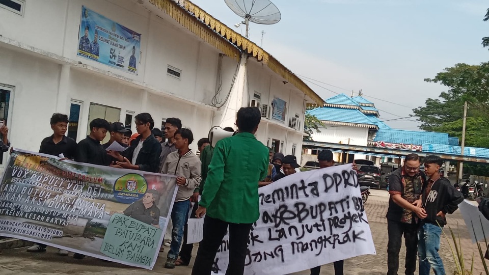 Genbara Demo DPRD Batubara, Anggota Dewan Keluar Kunjungan