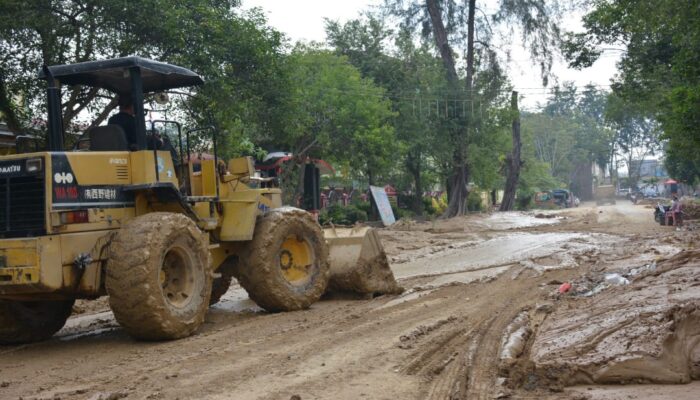 Pemko Langsa Terus Berbenah, Kerahkan Alat Berat Tangani Lumpur Dan Sampah