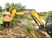 Pemkab Madina Turunkan Ekskavator Besar Untuk Normalisasi Aek Namora