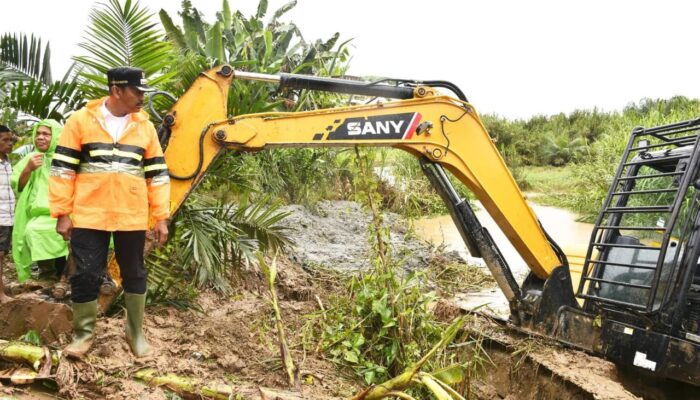 Pemkab Madina Turunkan Ekskavator Besar Untuk Normalisasi Aek Namora
