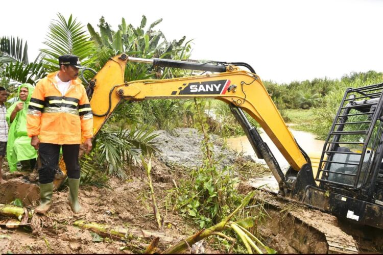 Pemkab Madina Turunkan Ekskavator Besar Untuk Normalisasi Aek Namora