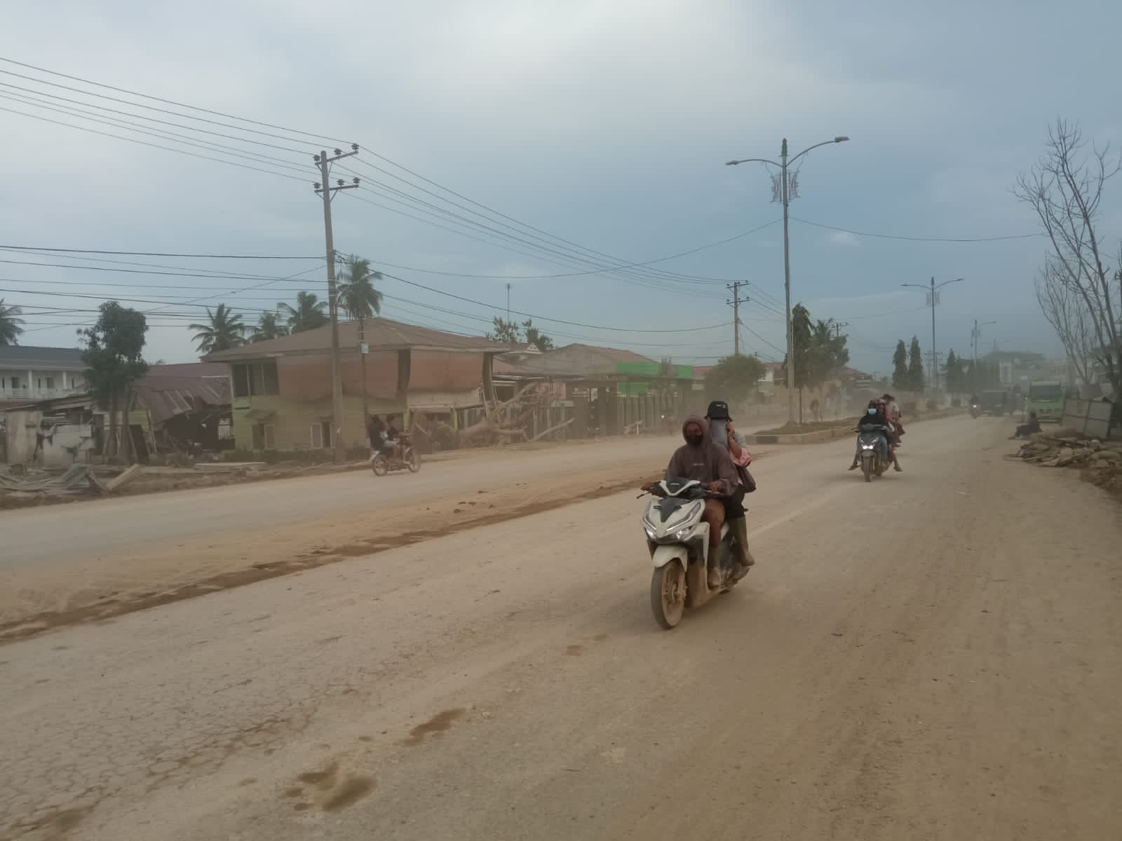 Lumpur Dan Debu Masih Selimuti Aceh Tamiang