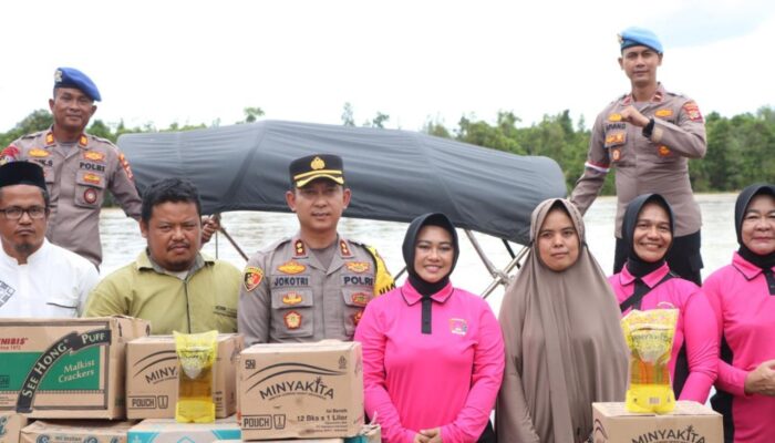 Bhayangkari Polres Aceh Singkil Salurkan Bantuan 2 Desa Terisolasi Banjir