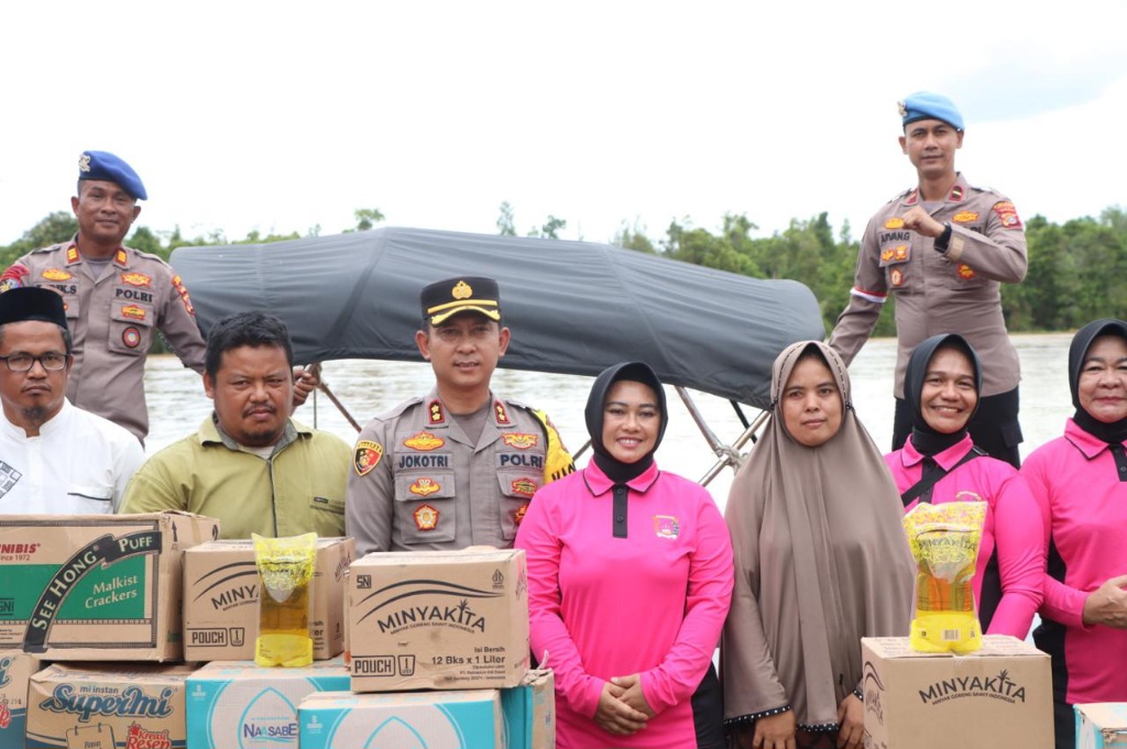 Bhayangkari Polres Aceh Singkil Salurkan Bantuan 2 Desa Terisolasi Banjir